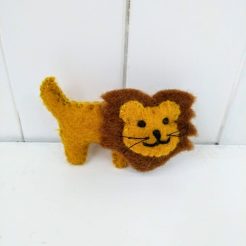 lion brooch front